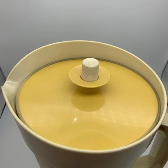 Vintage 1970s Tupperware Almond Harvest 1 Quart Retro Beverage Pitcher - Picture 11 of 16
